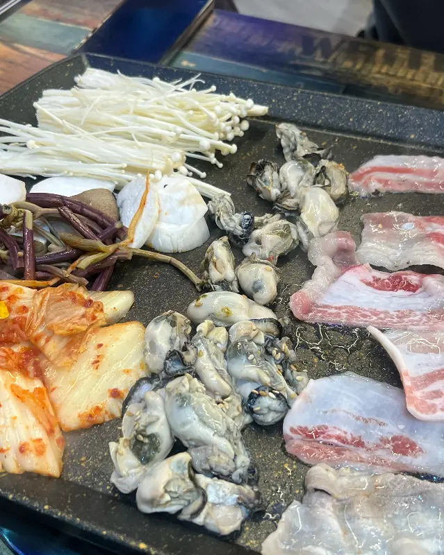 대패삼겹살과 굴구이의 환상적인 조합