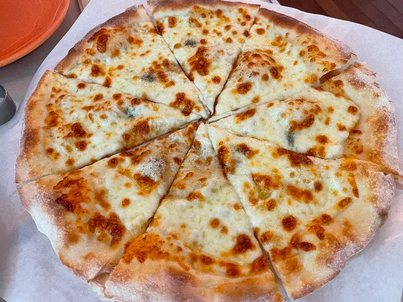 고소한 치즈가 듬뿍 올라간 피자