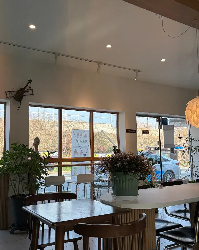 카페 내부 창가 좌석