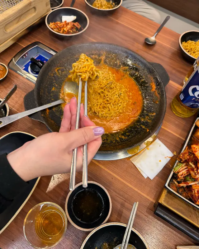 전골에 라면 사리 추가