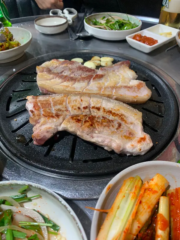 불판 위에서 구워지는 삼겹살