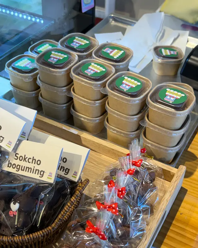 쇼케이스 안의 두바이 생딸기 보틀 케이크