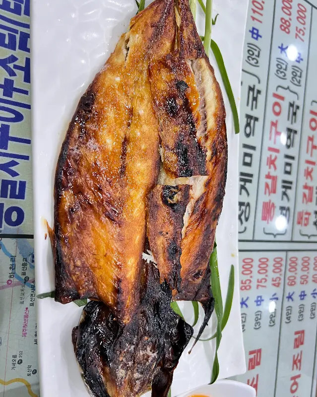 윤기가 흐르는 고등어 구이