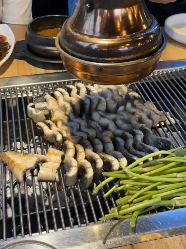 숯불 위에서 맛있게 구워지는 장어