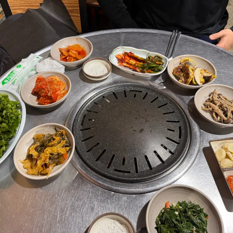 다양한 밑반찬이 차려진 테이블