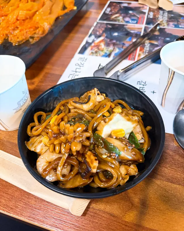 개인 접시에 담은 깻잎돌짜장