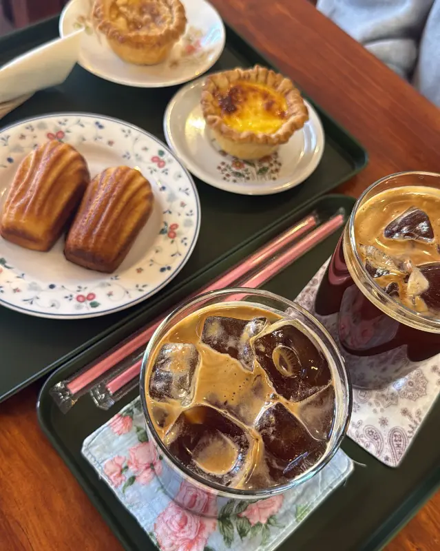 타르트와 아이스 라떼