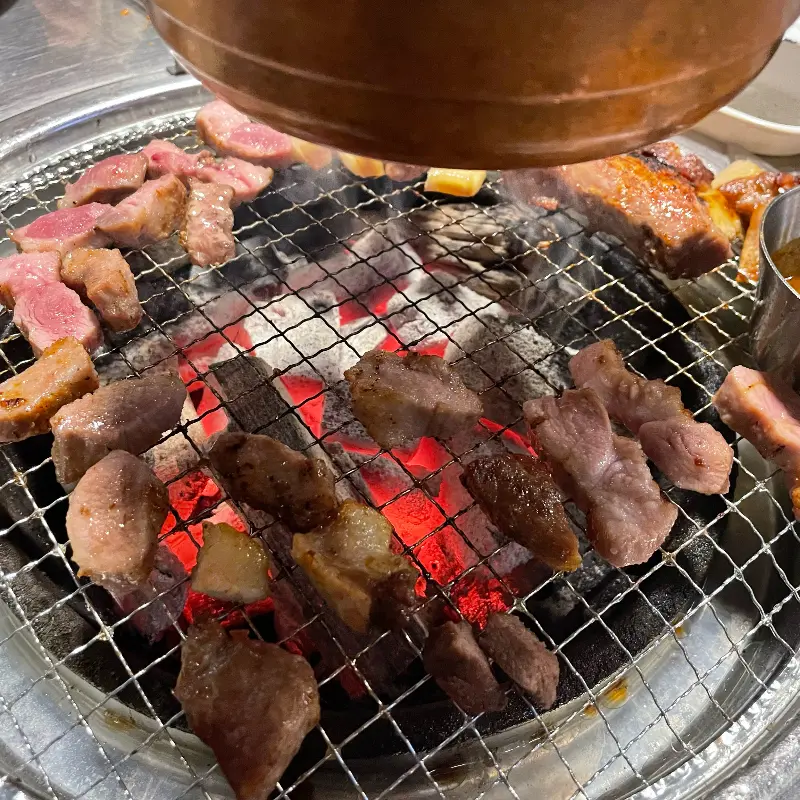 숯불 위에서 익어가는 다양한 부위의 고기들