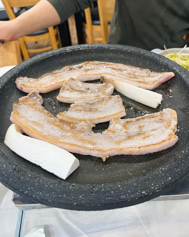 불판 위에 구워지고 있는 삼겹살