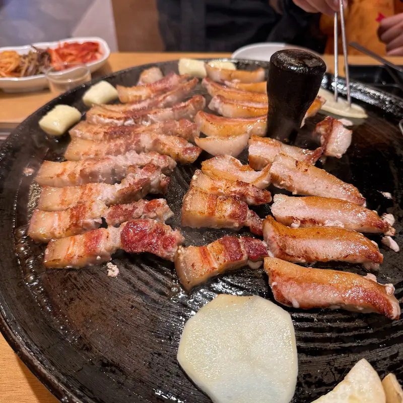 잘 구워진 삼겹살 정렬