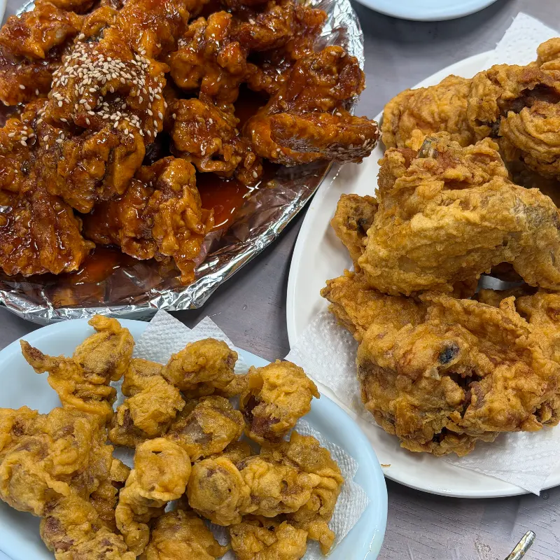 푸짐하게 제공되는 서비스 닭똥집 튀김