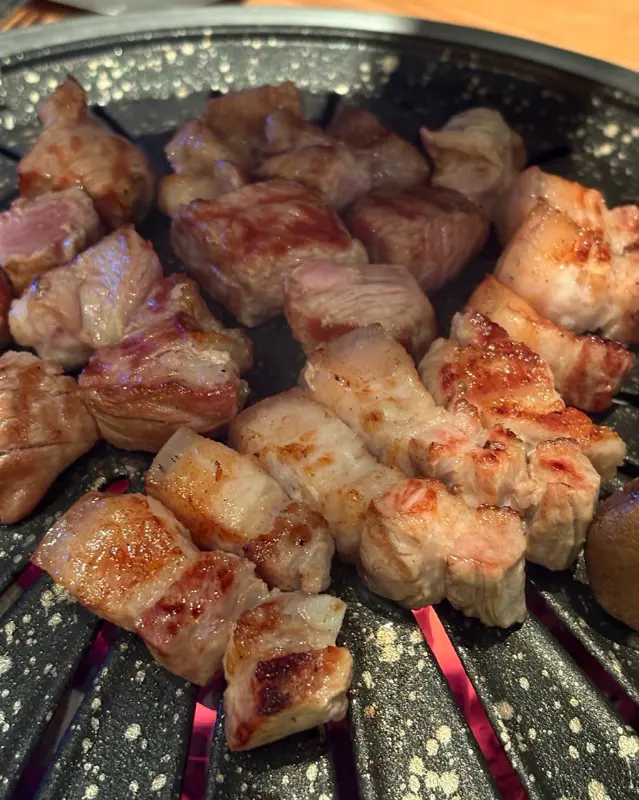 숯불 위에서 익어가는 흑돼지