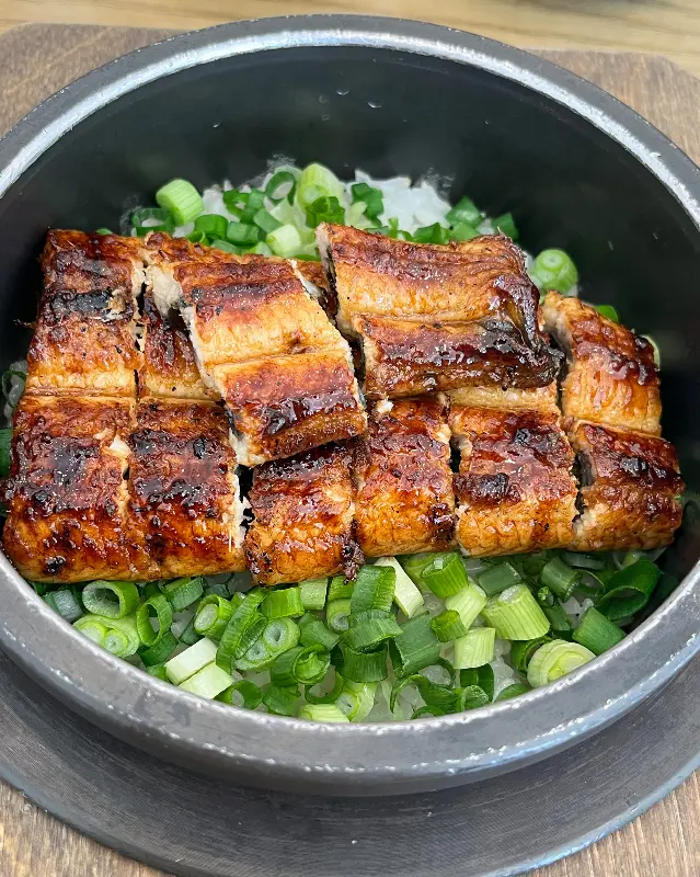 윤기가 흐르는 민물장어 솥밥