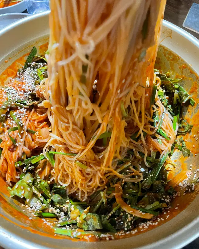 푸짐한 양의 비빔국수