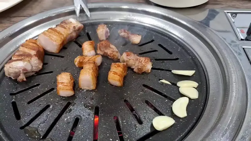 불판 위에서 익어가는 삼겹살