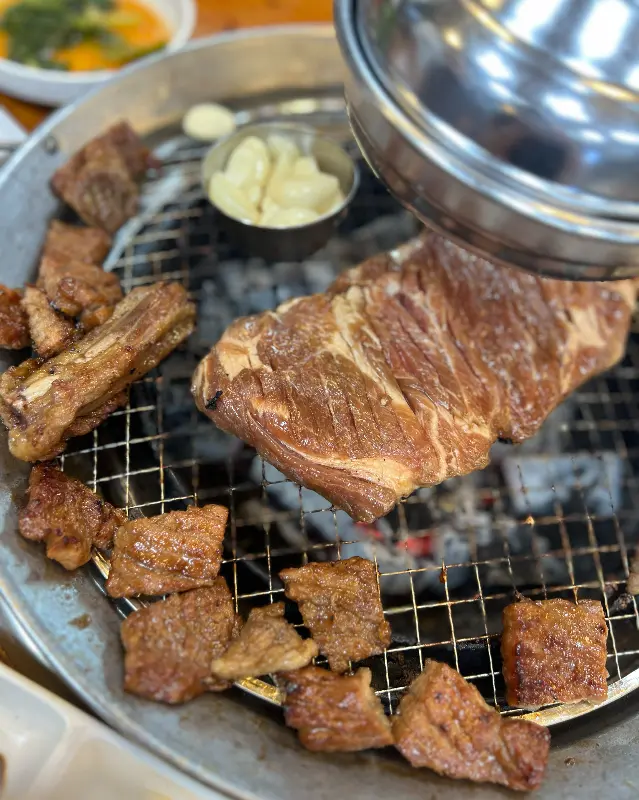 숯불 위에서 구워지는 갈비