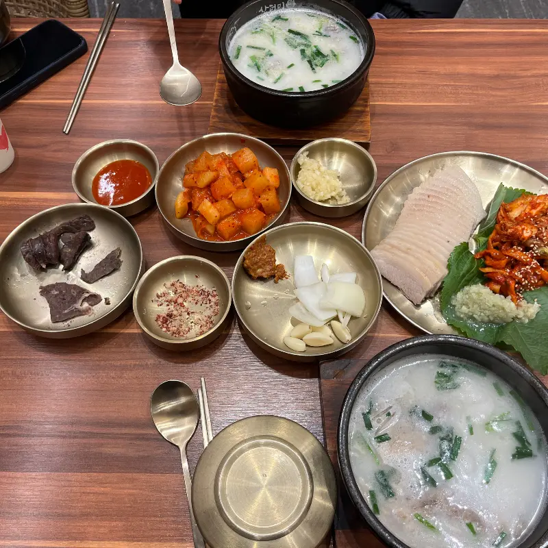 테이블 가득 차려진 돼지국밥 한 상 차림