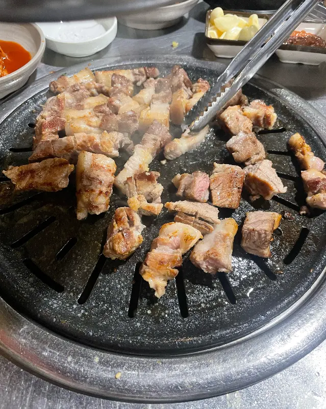 잘 익은 삼겹살 조각들