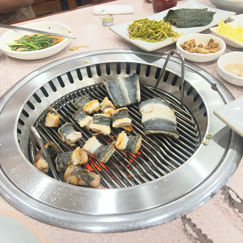 숯불 위에서 맛있게 구워지는 장어