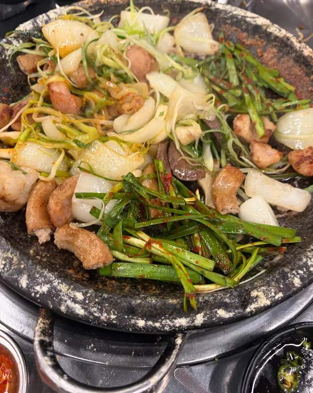 다양한 부위의 곱창을 한 번에 즐길 수 있는 모듬곱창