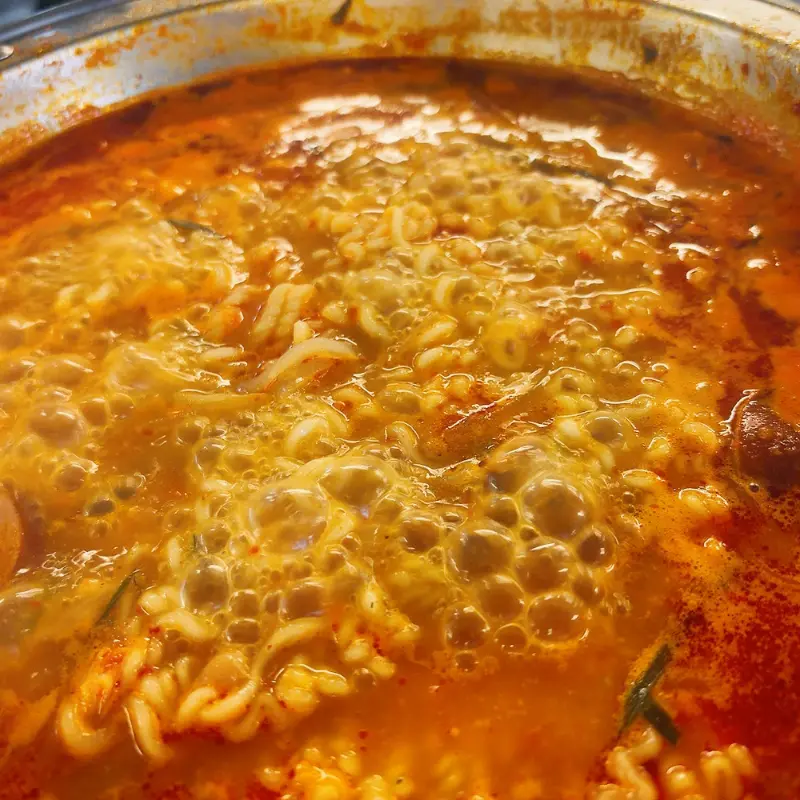 라면 사리가 더해진 부대찌개의 모습