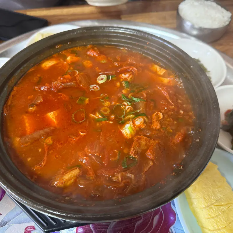 보글보글 끓는 김치찌개