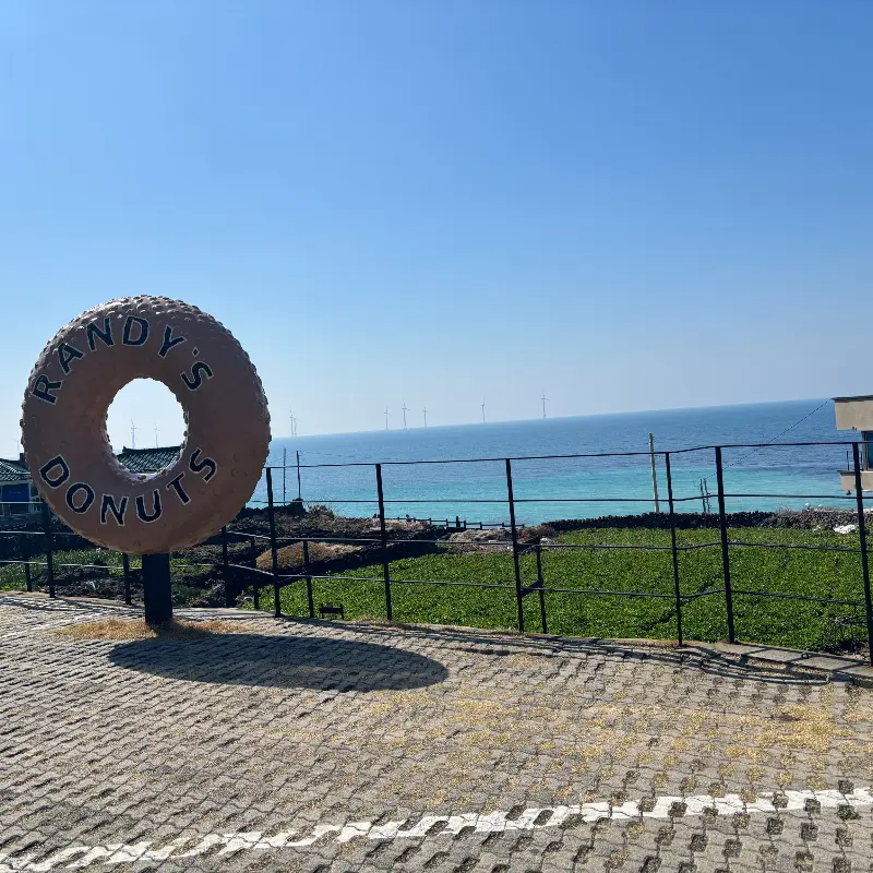 랜디스 도넛 간판과 애월 바다