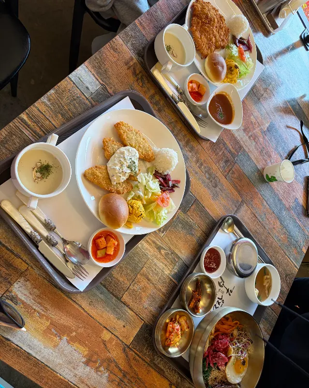 다양한 메뉴를 즐기는 모습