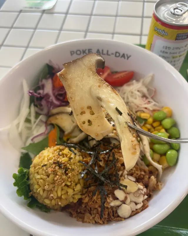 버섯 토핑이 올라간 포케