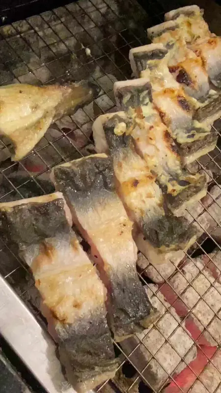 숯불 위에서 익어가는 장어