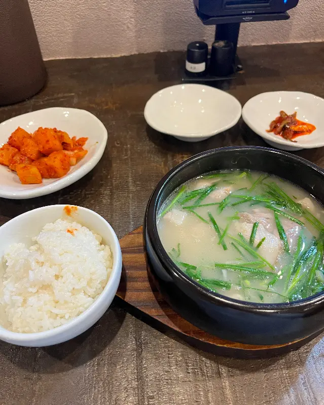 뽀얀 국물과 푸짐한 고기가 인상적인 돼지국밥