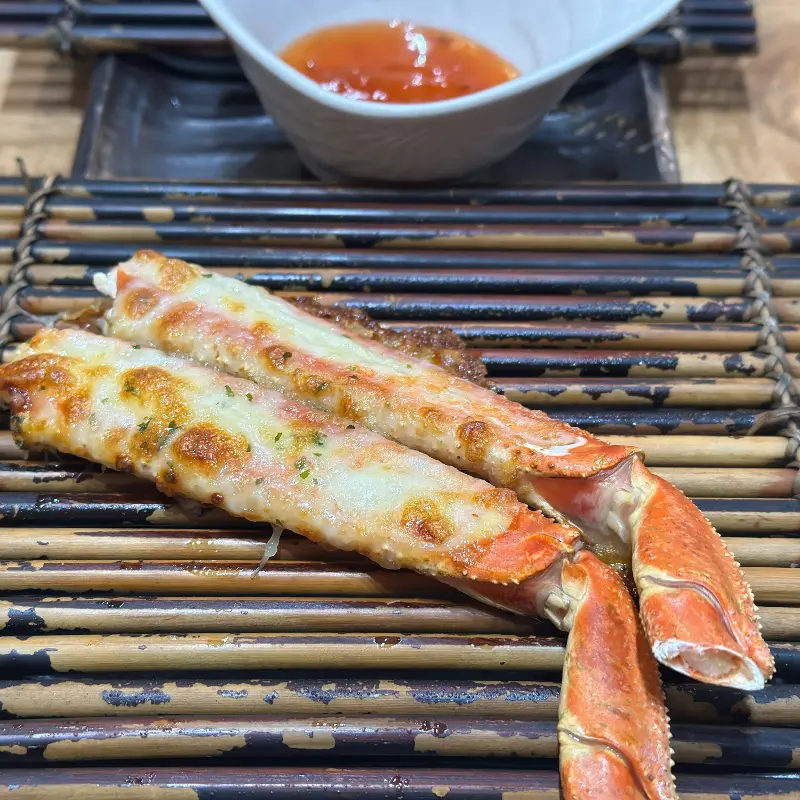 노릇하게 구워진 대게 치즈구이
