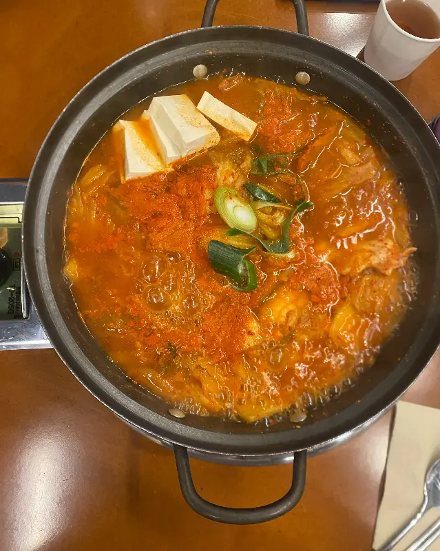 얼큰한 국물이 일품인 김치찌개