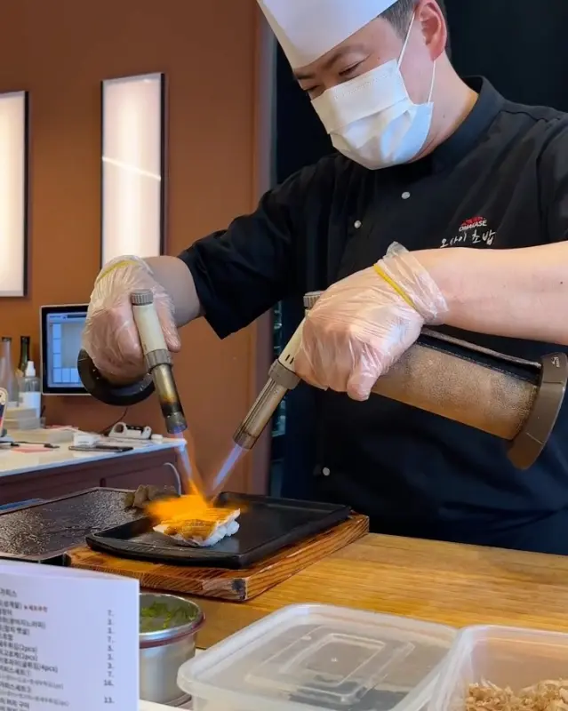 토치로 구워 풍미를 더한 도미 머리 구이