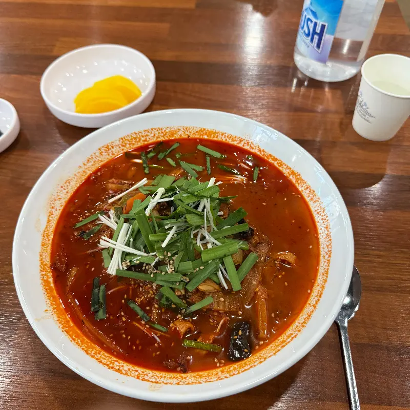 깔끔하게 비워진 짬뽕 그릇