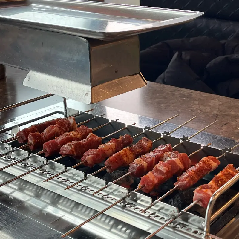 잘 구워지고 있는 양꼬치의 모습