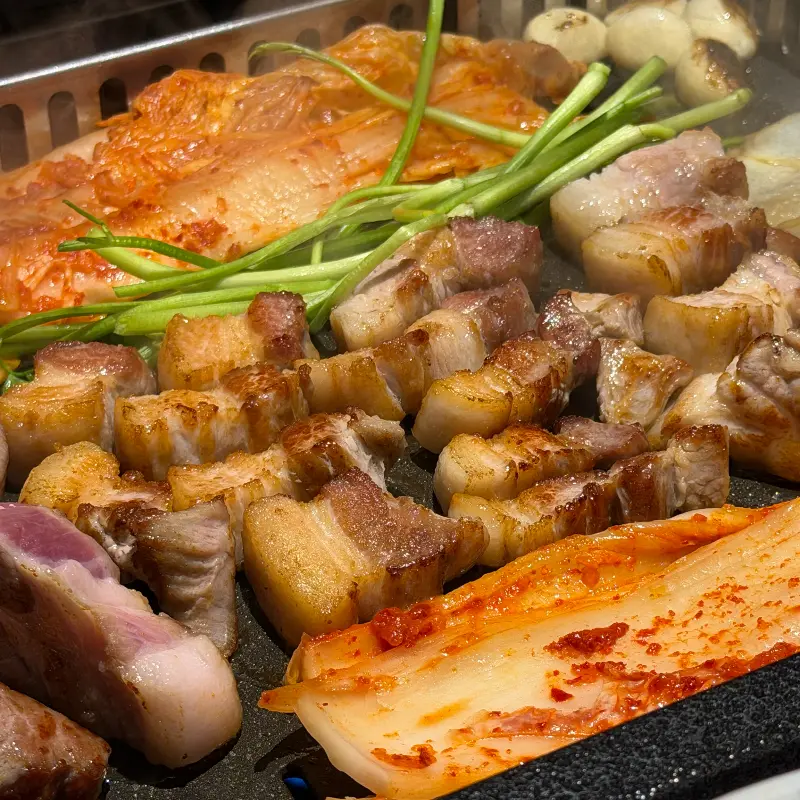 잘 익은 김치와 삼겹살의 완벽한 조화