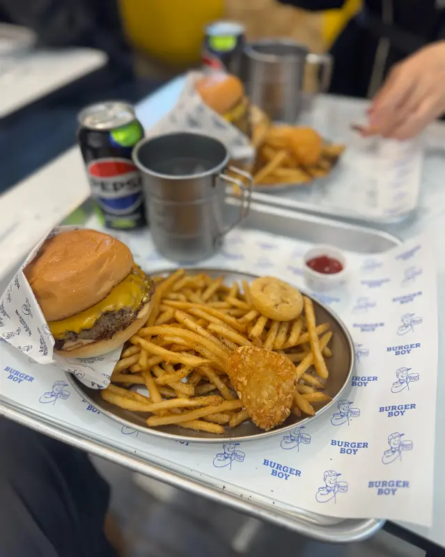 수제 버거와 감자 튀김 세트 메뉴