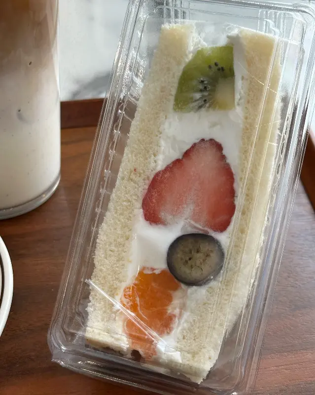 투명한 케이스에 담긴 후르츠 산도