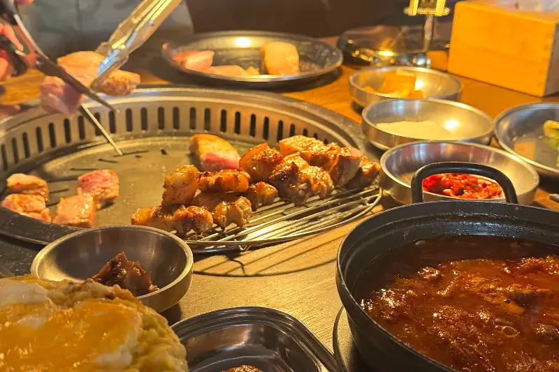 맛있게 익어가는 고기