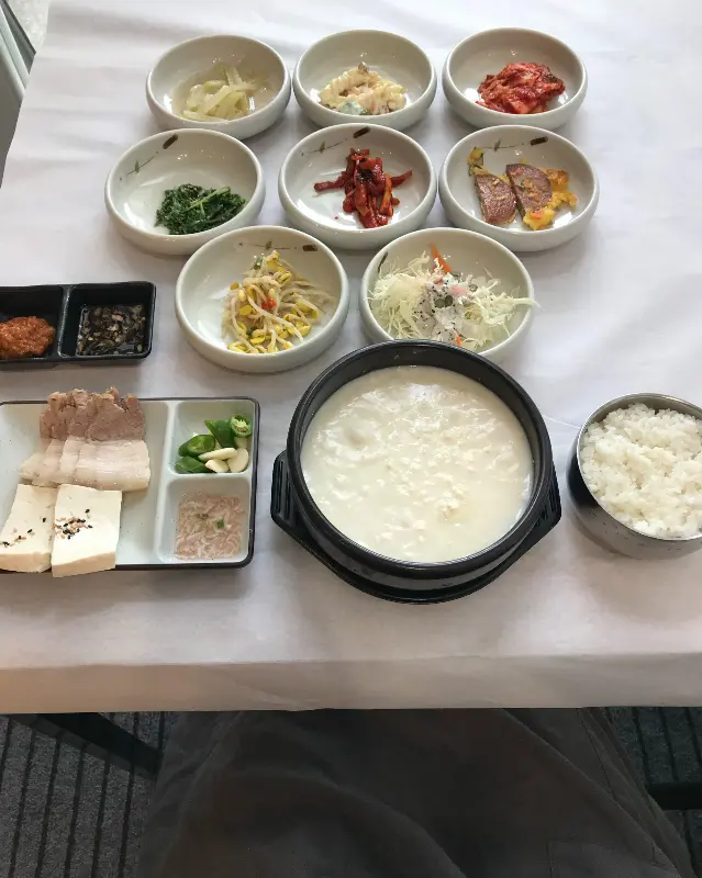 깔끔하게 차려진 반찬들