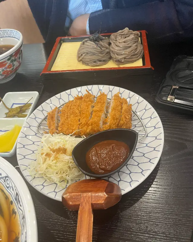소바와 돈까스의 환상적인 조합