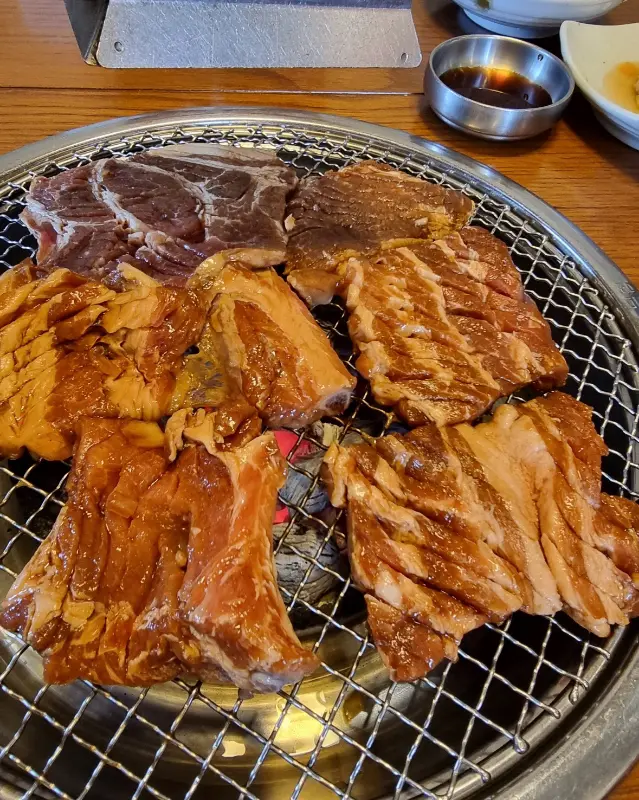 숯불 위에 올려진 통갈비