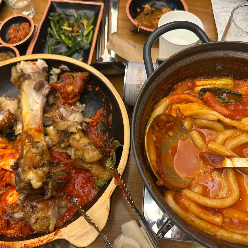 깔끔하게 비워진 족발 접시