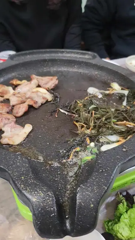 불판 위에서 노릇하게 구워지는 꼬들살