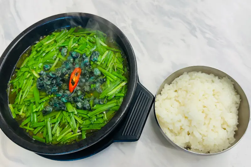 다슬기가 듬뿍 들어간 다슬기탕