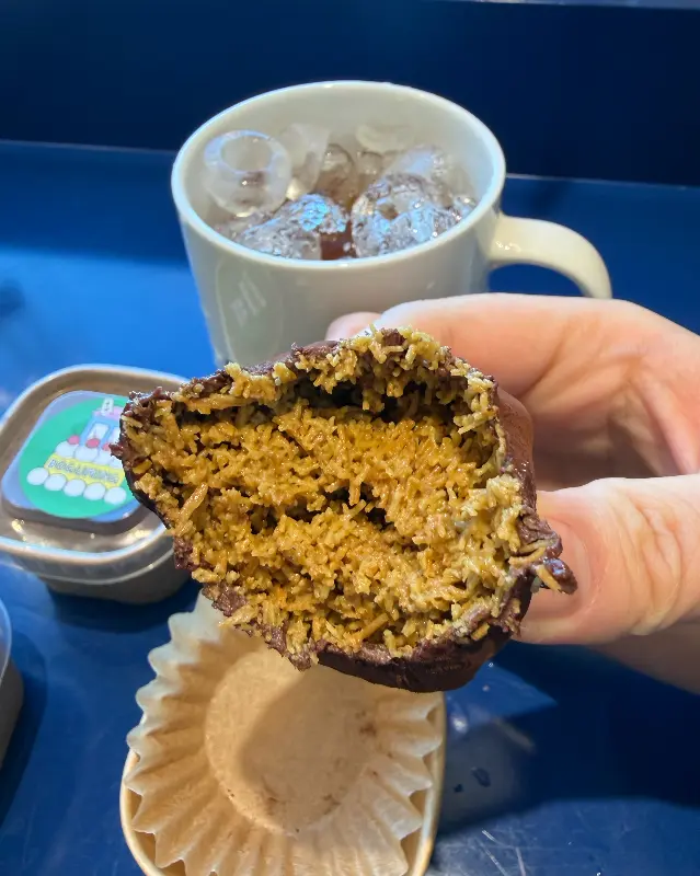 반으로 갈라진 두쫀쿠의 단면