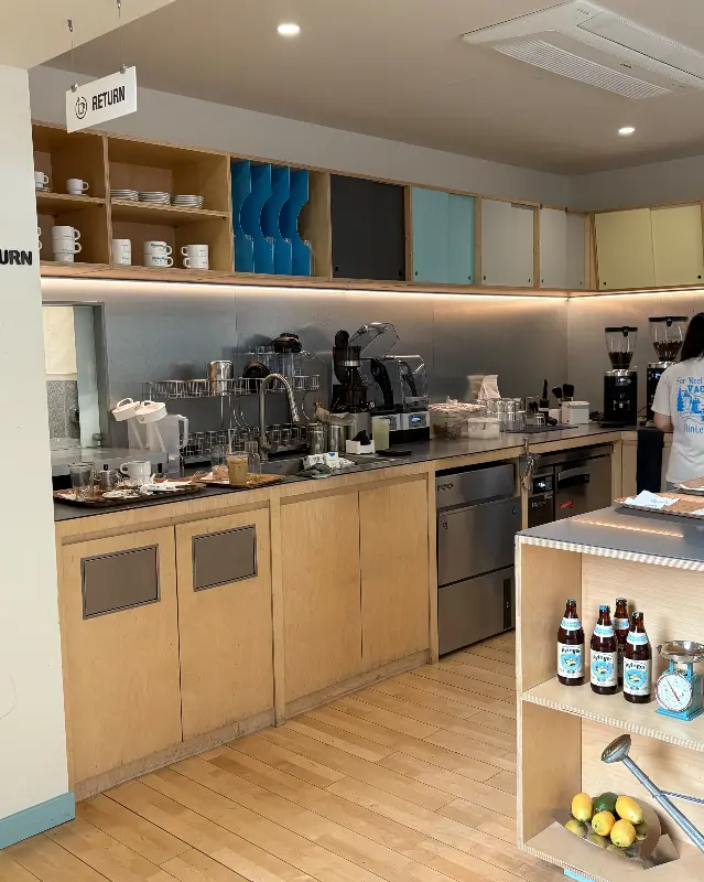 깔끔하게 정돈된 카페 내부