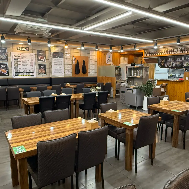 넓고 깔끔한 매장 내부