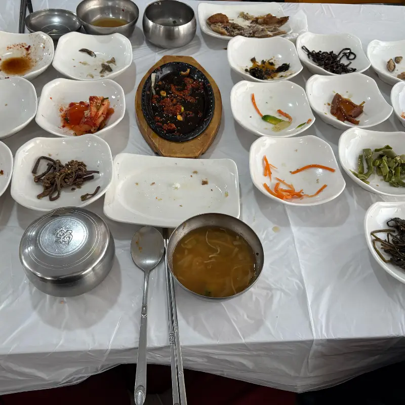 식사를 마친 후 깨끗하게 비워진 테이블